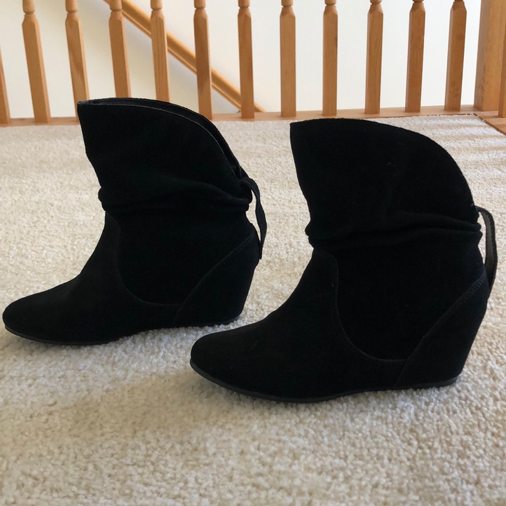 White Mountain Black suede booties